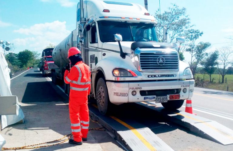 Restricción para vehículos de carga pesada por el corredor vial