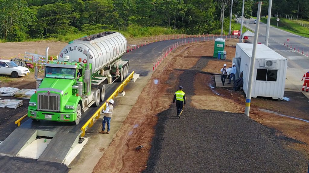 A buen ritmo avanza la instalación de las nuevas plataformas de pesaje (básculas de un solo tiempo) en los sectores de Aguazul (Iguamena) y Yopal (Guafilla), en reemplazo de las plataformas de pesaje por ejes portátiles que entraron en servicio en marzo de 2017 para verificar el cumplimiento del peso máximo de 52 toneladas, establecido […]