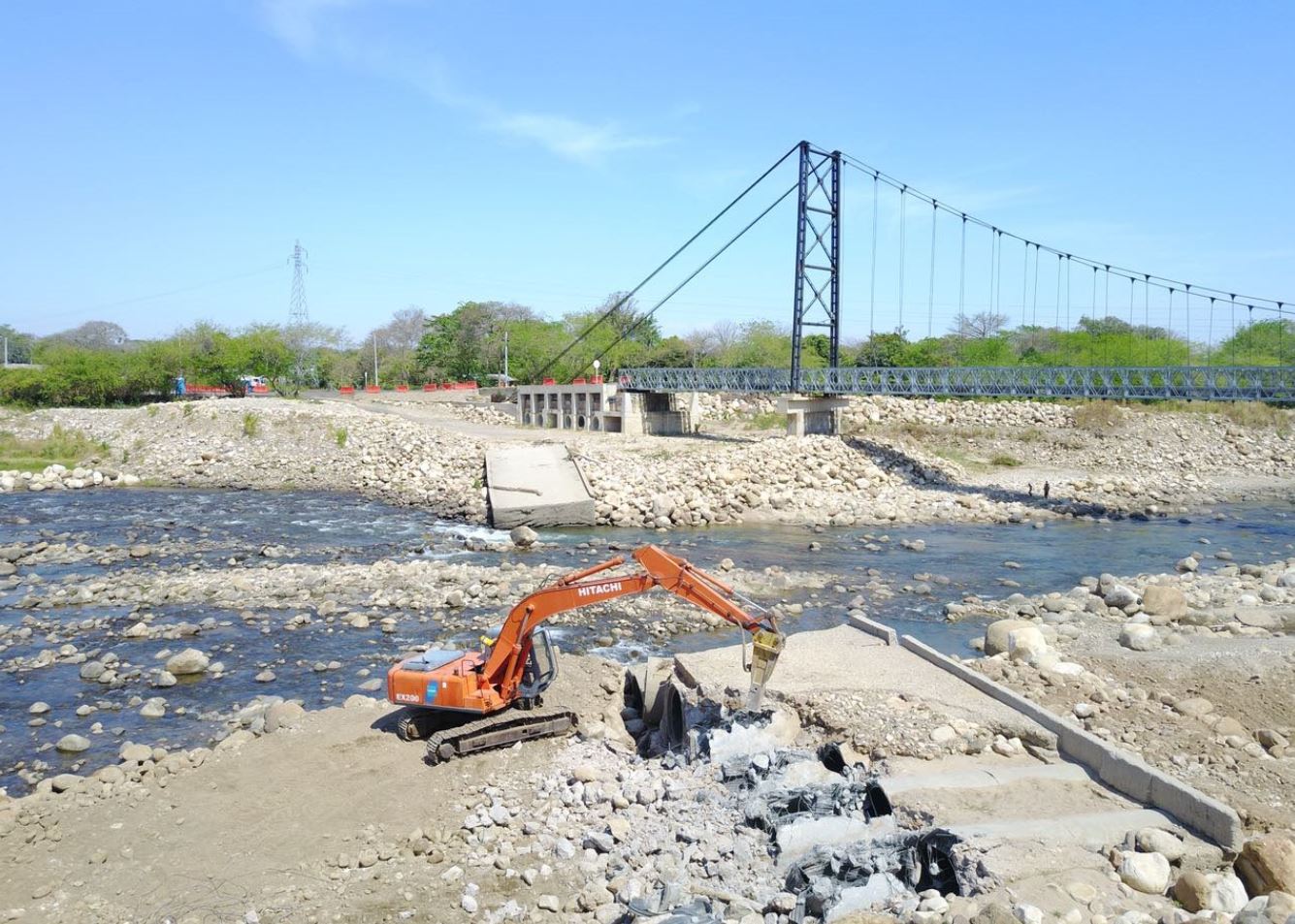 Villavicencio, 13 de febrero de 2018. La Concesionaria Vial del Oriente, tras contar con condiciones climáticas e hidrológicas seguras, inició la demolición de la batería de tubos de concreto que fue construida en el lecho del río Charte que sirvió para dar paso vehicular provisional, tras el siniestro del puente, en agosto de 2016.   […]