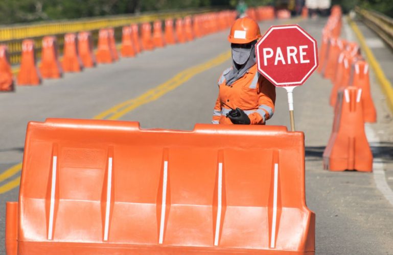 Paso vehicular uno a uno para tractocamiones, sobre el puente Upía