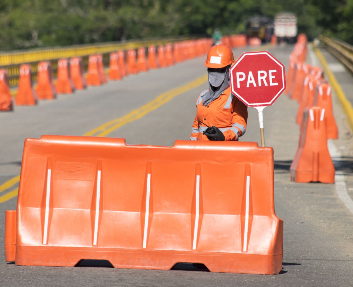 Villavicencio, 2 de marzo de 2018. Covioriente invita a los conductores de vehículos de carga que transitan por el corredor vial Villavicencio- Yopal a atender la medida de control adoptada para dar paso “uno a uno” sobre el puente del río Upía, que comunica a los municipios de Barranca de Upía en el Meta y […]