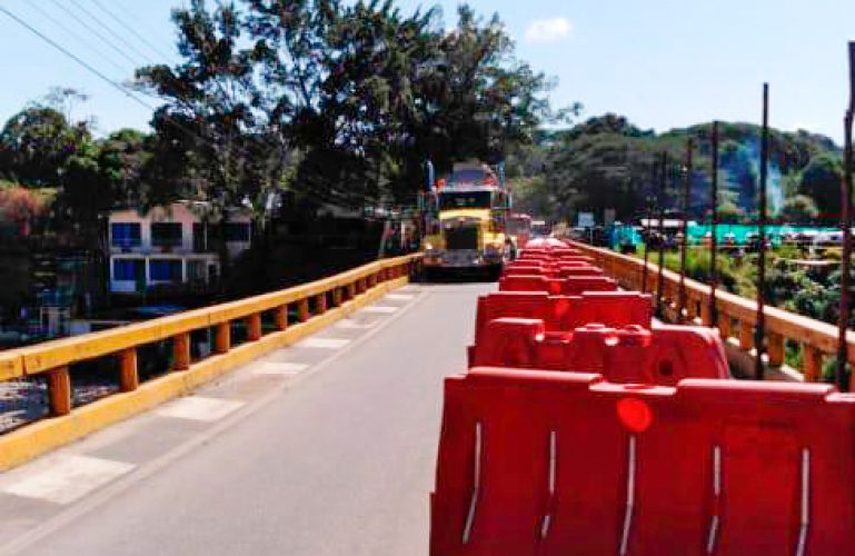 Tránsito normal sobre el puente del río Túa