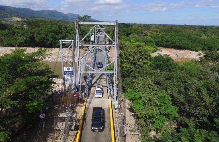 Mantenimientos nocturnos en los puentes metálicos provisionales sobre el río El Charte