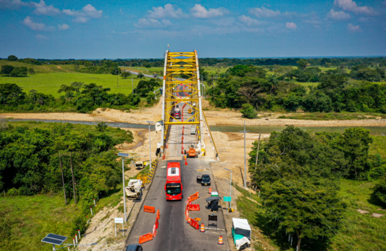 Cierre nocturno del puente Tacuya, para izaje de viga