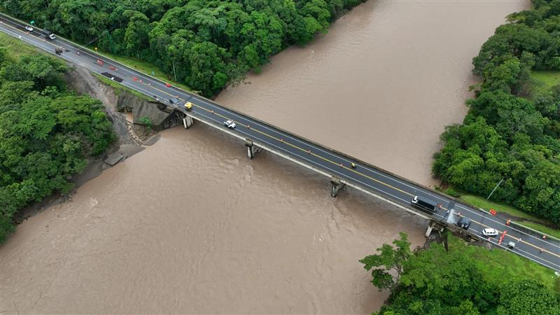 Villavicencio, 12 de junio de 2025. La Concesionaria Vial del Oriente – Covioriente informa a los usuarios del corredor vial que se habilitó el paso controlado (uno a uno) para todo tipo de vehículos sobre el Puente Humea, ubicado en el kilómetro 56 de la Ruta Nacional 6510, tramo Cumaral – Paratebueno.   Esta reapertura […]